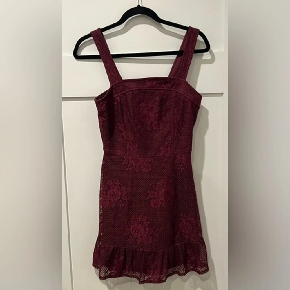 Red lace dress - Picture 1 of 4